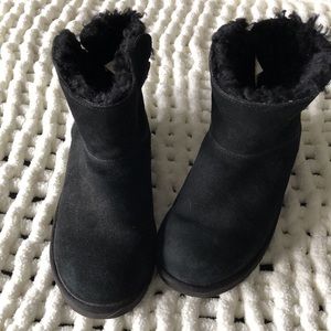 Koolaburra by UGG. Size 9. Black above ankle boots. Fringe, adjustable. NWOT 🔥🔥
